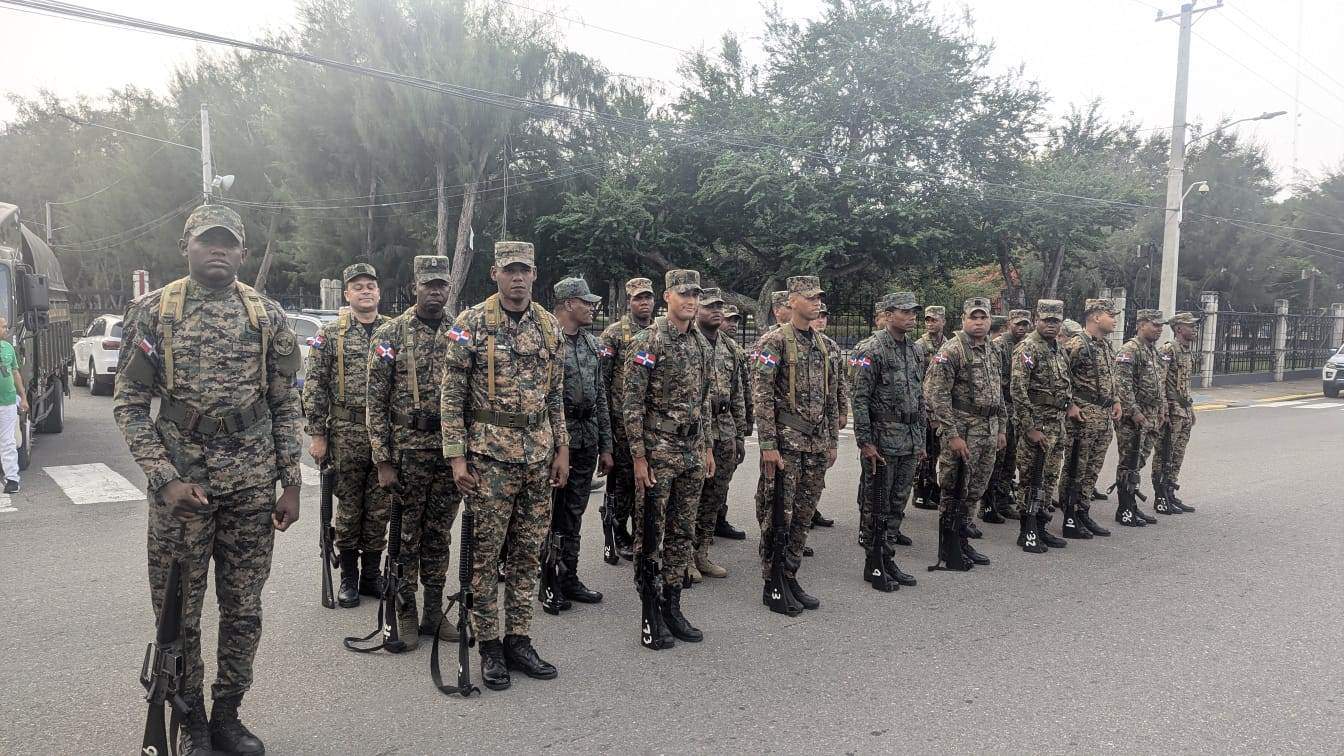 Militares durante un acto conmemorativo del 161 aniversario de la Restauración de la República.