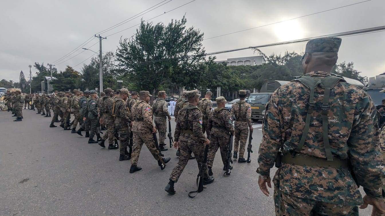 Militares durante un acto conmemorativo del 161 aniversario de la Restauración de la República.