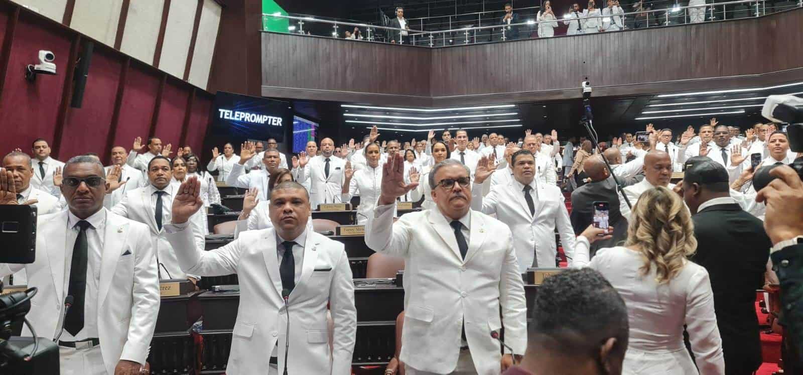 Diputados prestan juramento.