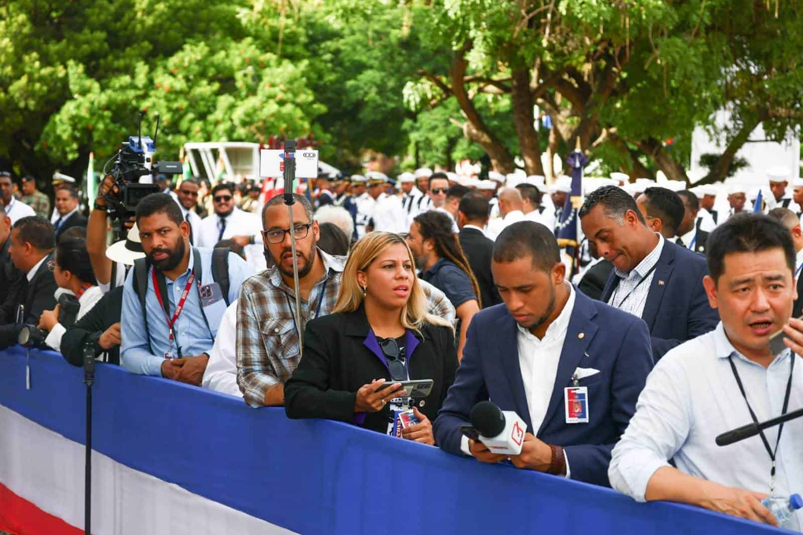 La prensa en las afueras del Teatro Nacional.