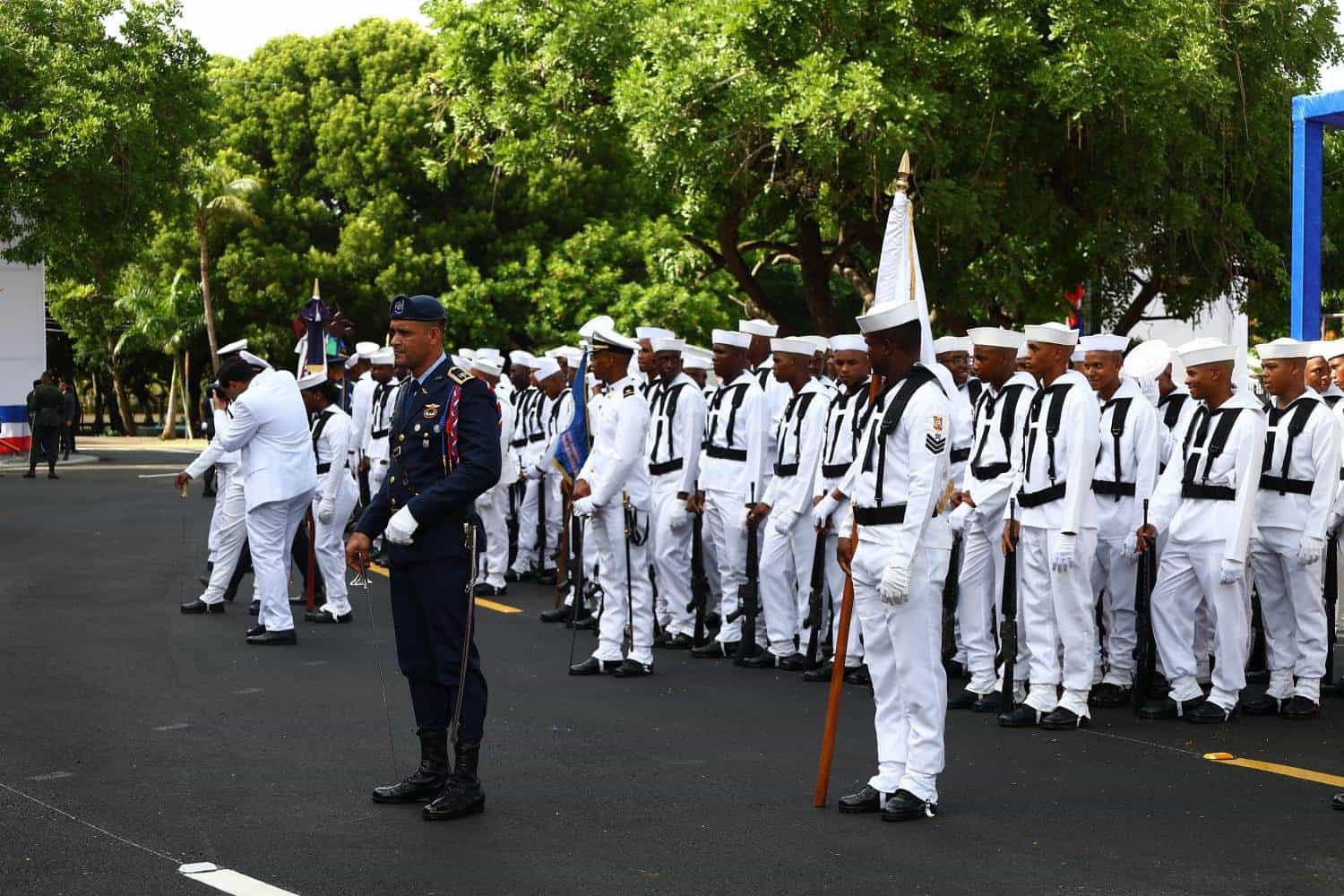 Militares en los jardines del Teatro Nacional.