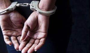 Arrestan a mujer acusada de desprender cuero cabelludo a su hija de nueve años