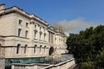 Un centenar de bomberos combaten un incendio en un histórico edificio de Londres