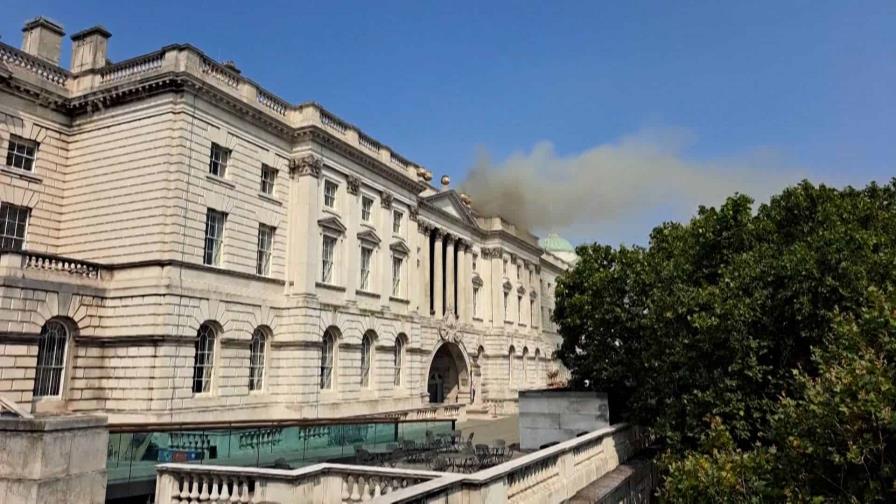 Un centenar de bomberos combaten un incendio en un histórico edificio de Londres