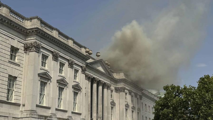 Más de cien bomberos atienden incendio en histórico edificio de Londres junto al Támesis