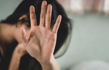 Mujer arranca parte del cuero cabelludo con un cuchillo a su hija de nueve años en Moca