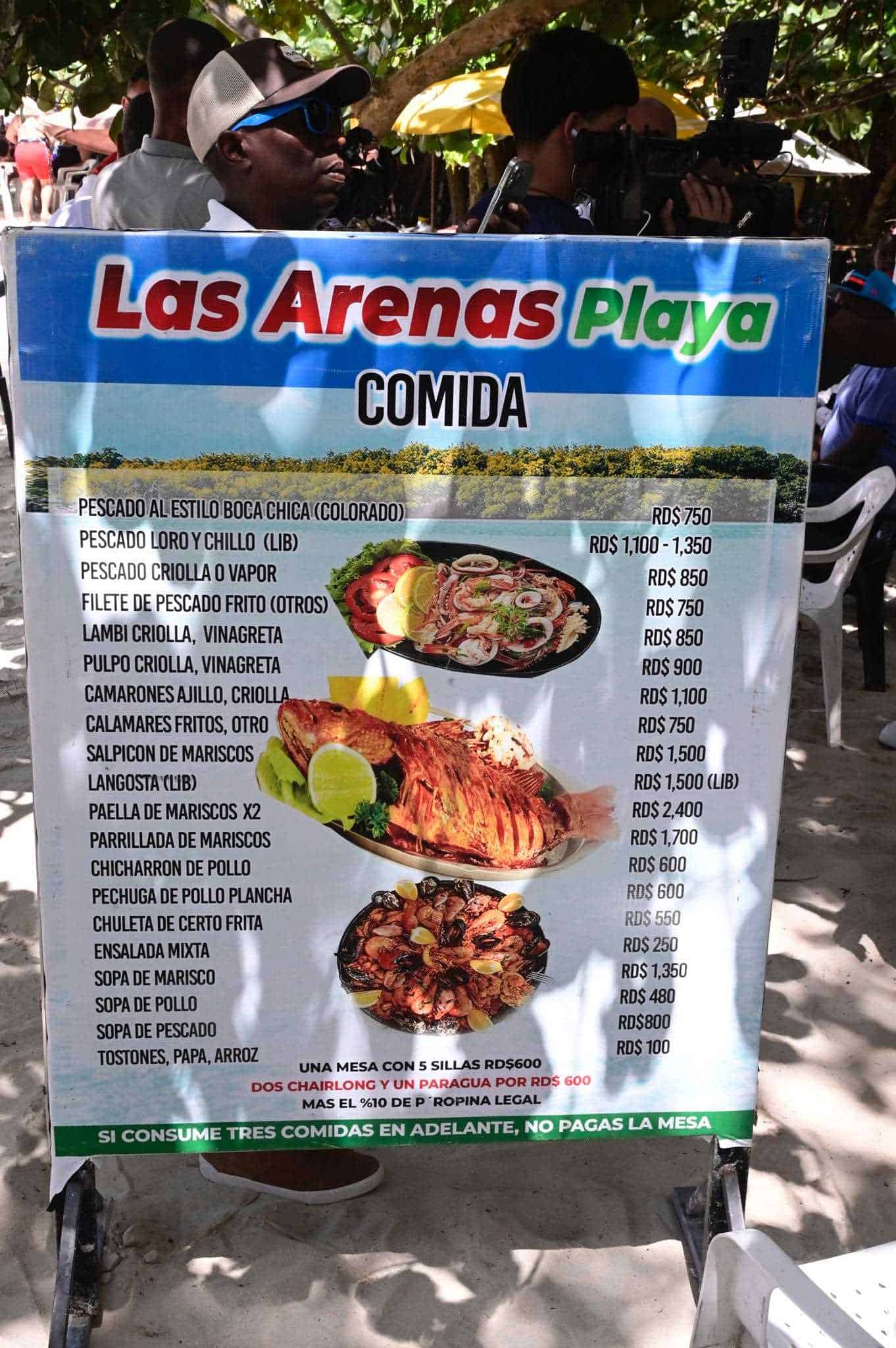 Lista de la comida y bebida que ofrecen los vendedores de la playa de Boca Chica.