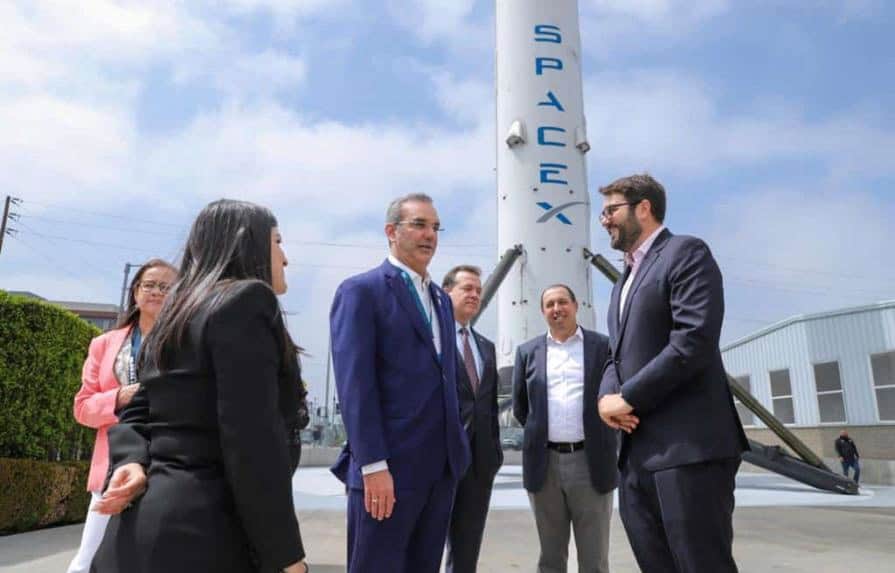 Abinader y funcionarios locales junto a ejecutivos de SpaceX, dueña del Internet Starlink. 