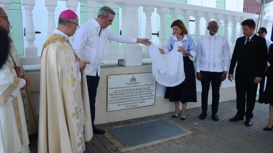 Luis Abinader y Raquel Peña develizan tarja conmemorativa del Cementerio Colonial de Santiago