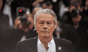 Francia recuerda y homenajea al actor Alain Delon