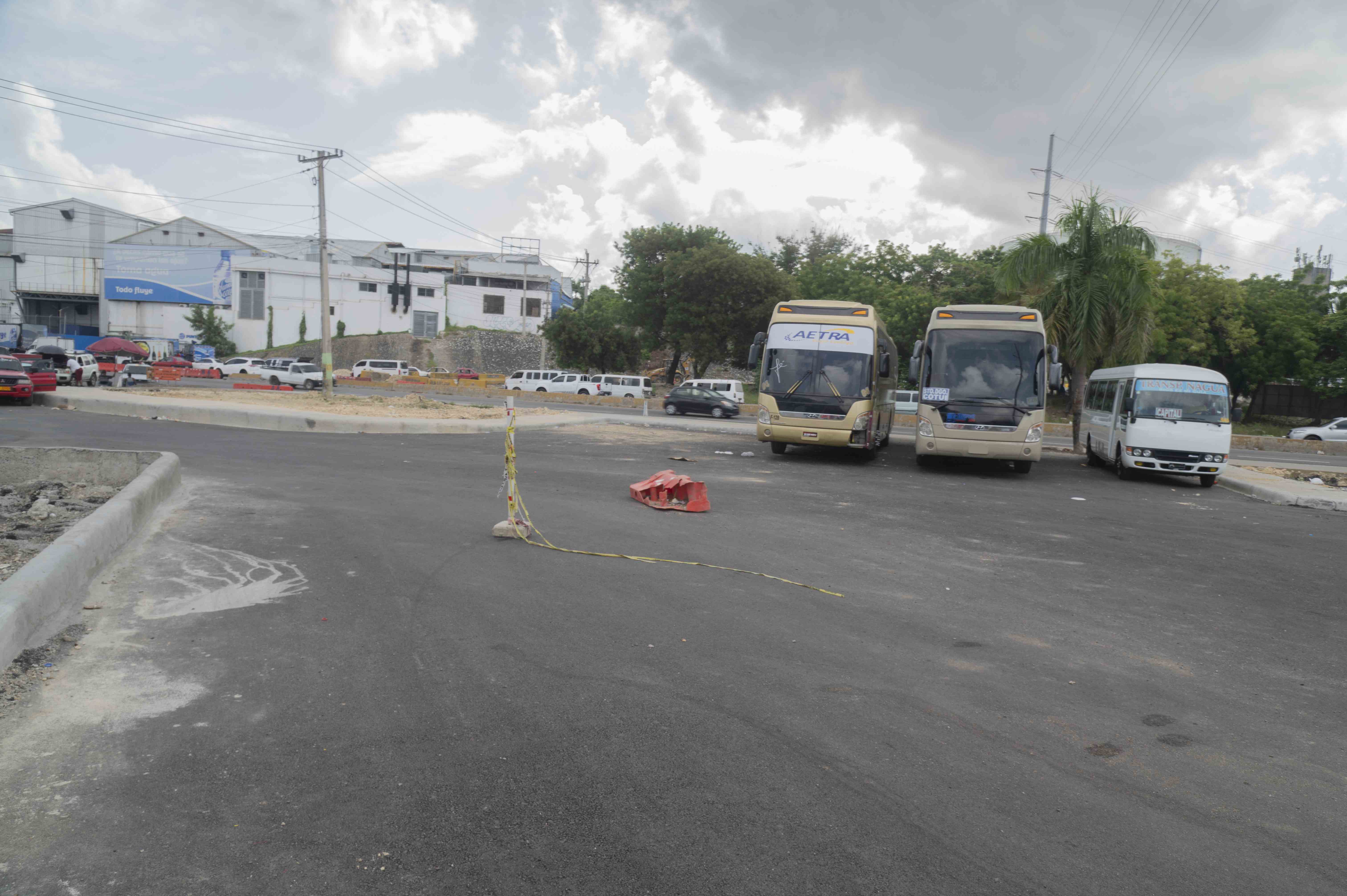 Algunos parqueos para autobuses.