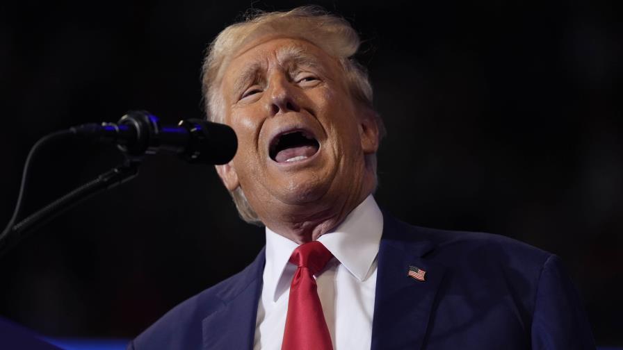 Trump lanza dardos contra Kamala Harris mientras ella hace historia como candidata demócrata