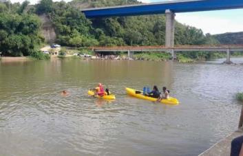 Defensa Civil busca a joven desaparecido en las aguas del río Chavón