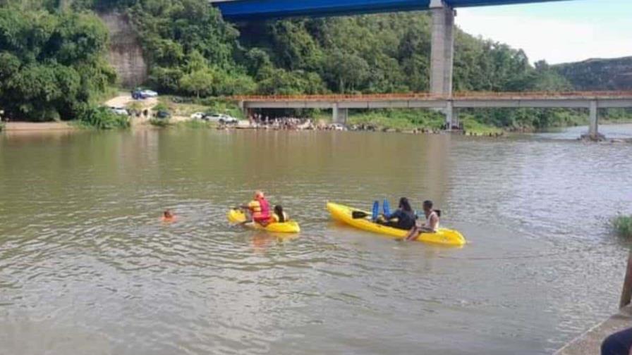 Defensa Civil busca a joven desaparecido en las aguas del río Chavón