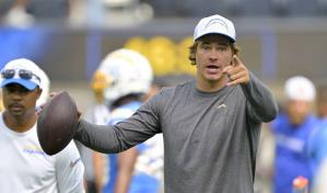 Justin Herbert, QB de Chargers, regresa a entrenar tras dos semanas ausente por lesión en el pie