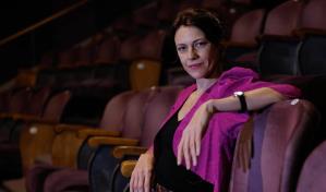 Alexia Moyano, la actriz argentina que creció viendo pingüinos y ahora actúa junto a ellos