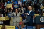 Biden pasa el testigo a Harris y será el protagonista al inicio de la convención demócrata