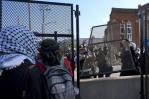 Manifestantes derriban valla de seguridad cerca de la Convención Nacional Demócrata en Chicago Manifestantes derriban valla de seguridad cerca de la Convención Nacional Demócrata en Chicago