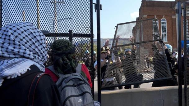 Manifestantes derriban valla de seguridad cerca de la Convención Nacional Demócrata en Chicago
