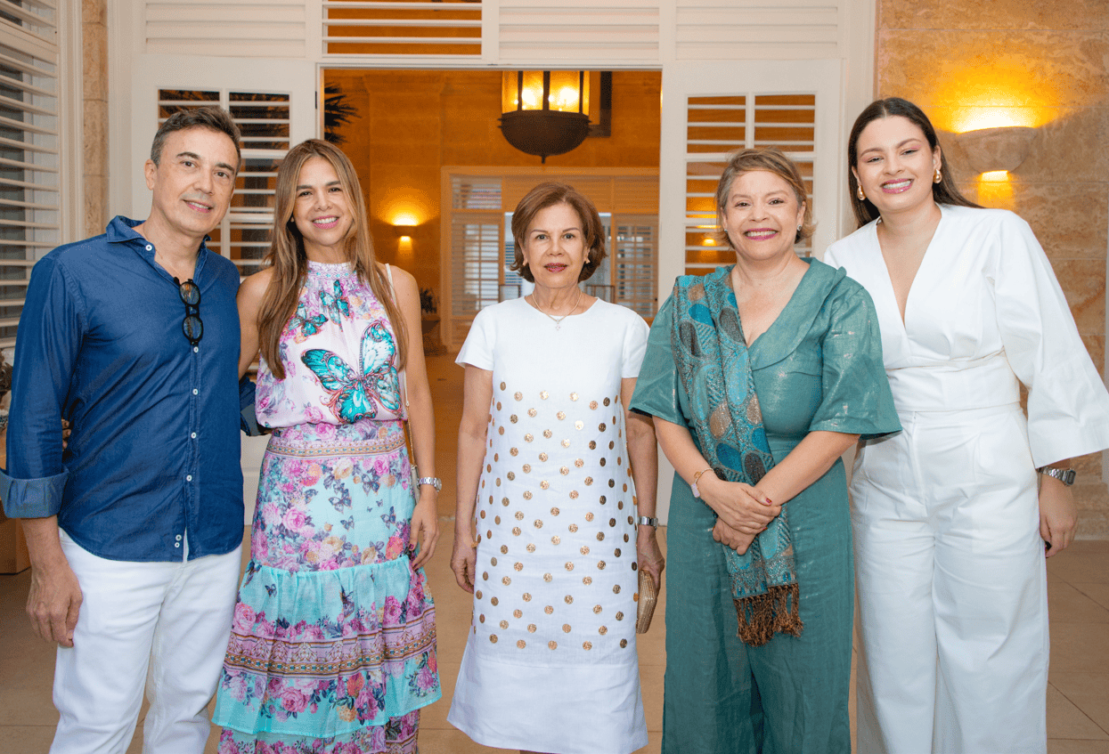 Manuel Pimentel, Laura Trueba de Pimentel, Rosa Julia Trueba, Yudith Castillo y Franchesca Placeres.