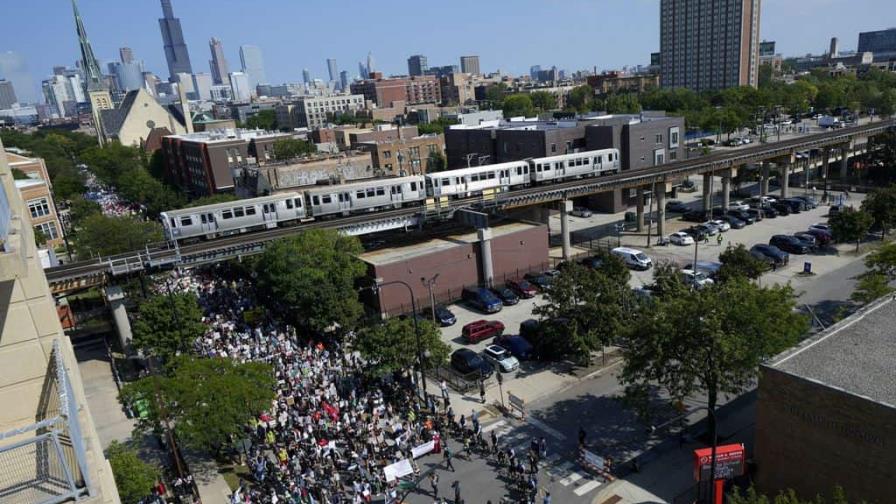 Marchas y protestas multitudinarias dan inicio de la Convención Nacional Demócrata en Chicago