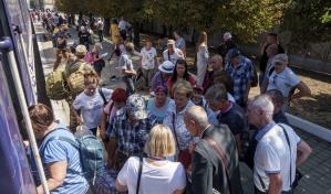 Civiles huyen de Pokrovsk mientras el ejército ruso se aproxima a esta ciudad del este de Ucrania