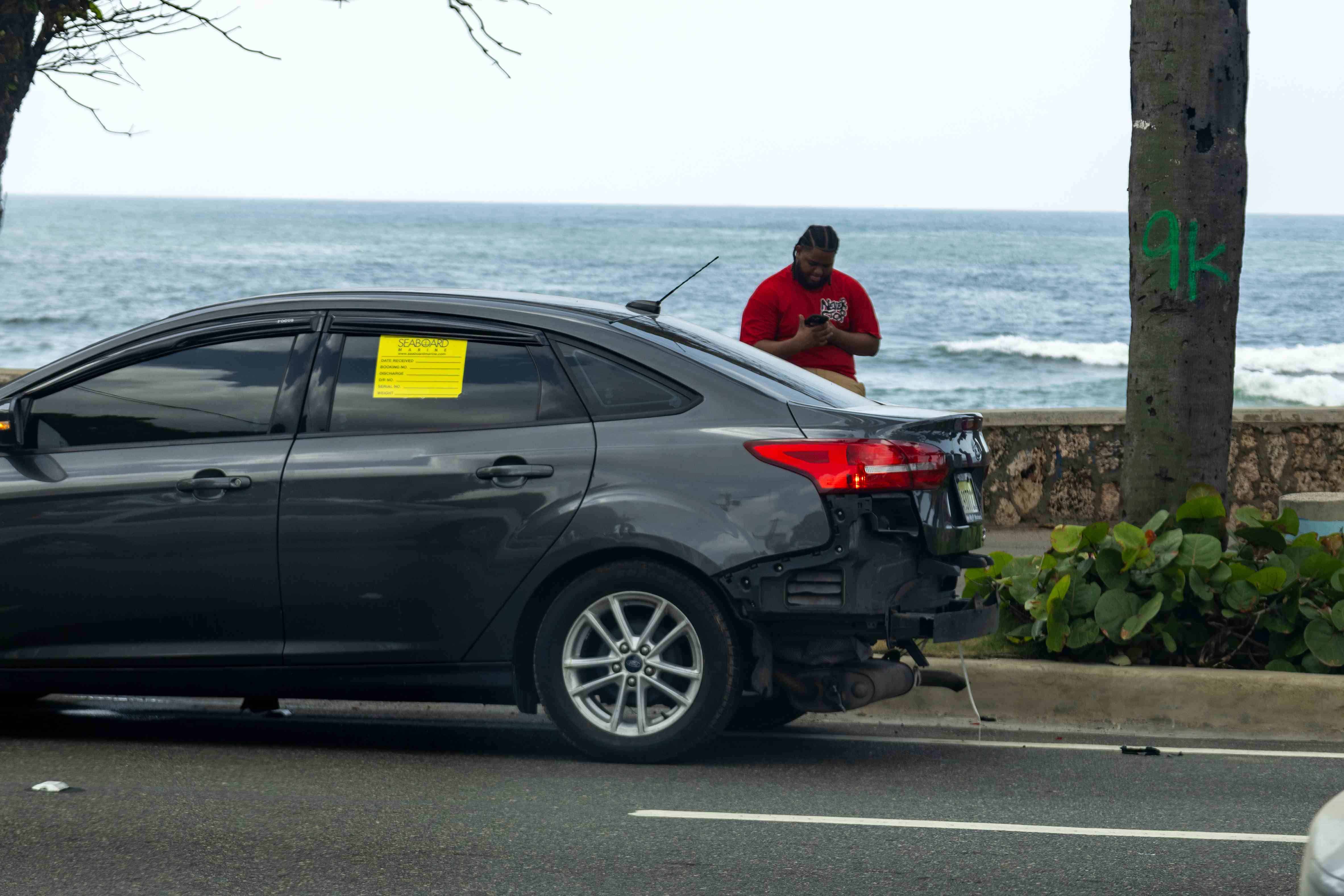 Este carro fue embestido ayer en el Malecón.