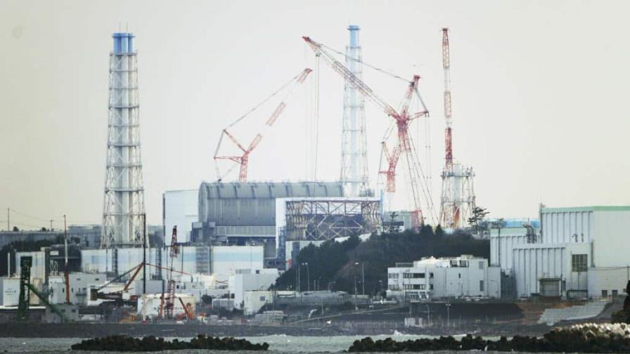 La central de Fukushima realiza una primera prueba para extraer restos nucleares de un reactor