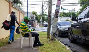 Poste del tendido eléctrico a medio caer  en calle Galván