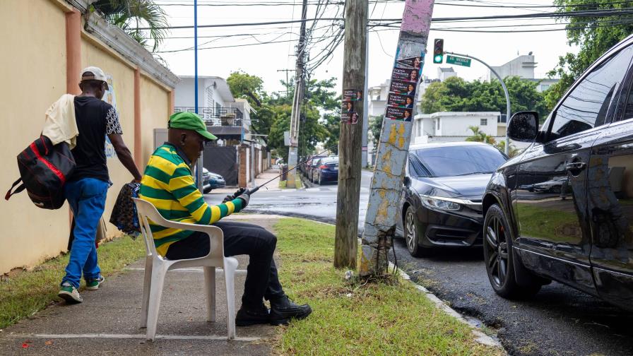 Poste del tendido eléctrico a medio caer  en calle Galván