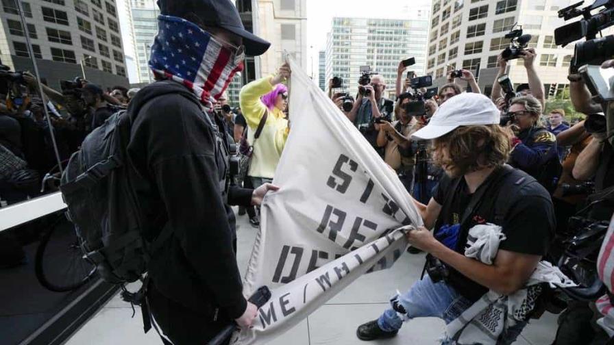 Protestas fuera de consulado de Israel en Chicago en el segundo día de la convención demócrata