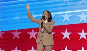 Cuando luchamos, ganamos: Harris aparece por sorpresa el primer día de la convención