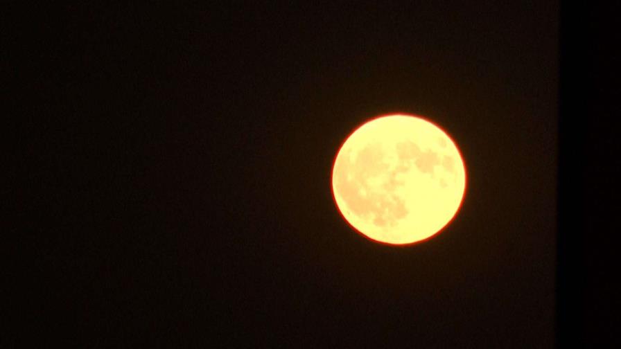 La superluna azul ilumina el cielo de varias ciudades del mundo