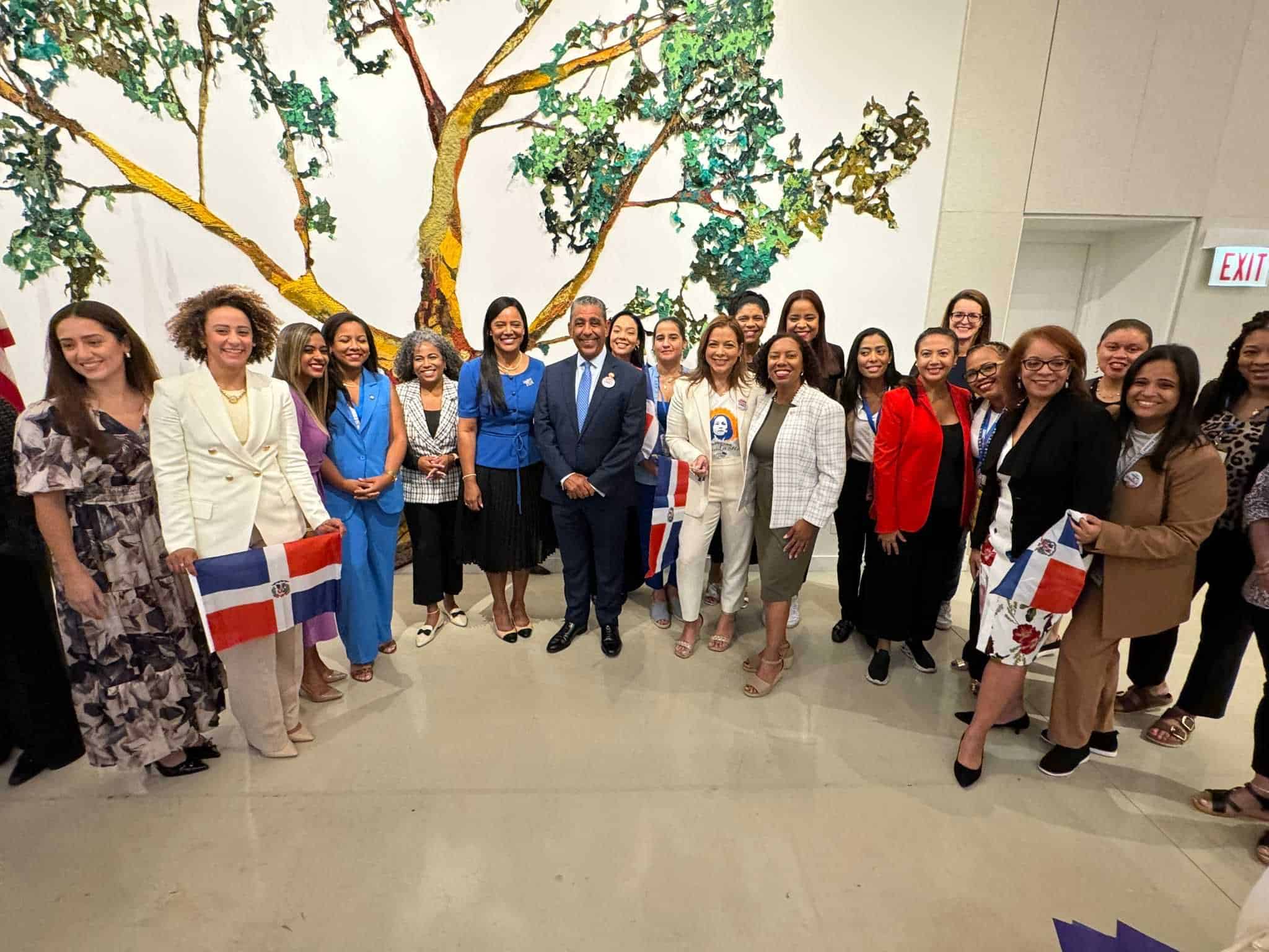 El congresista Adriano Espaillat junto a los dominicanos en Chicago