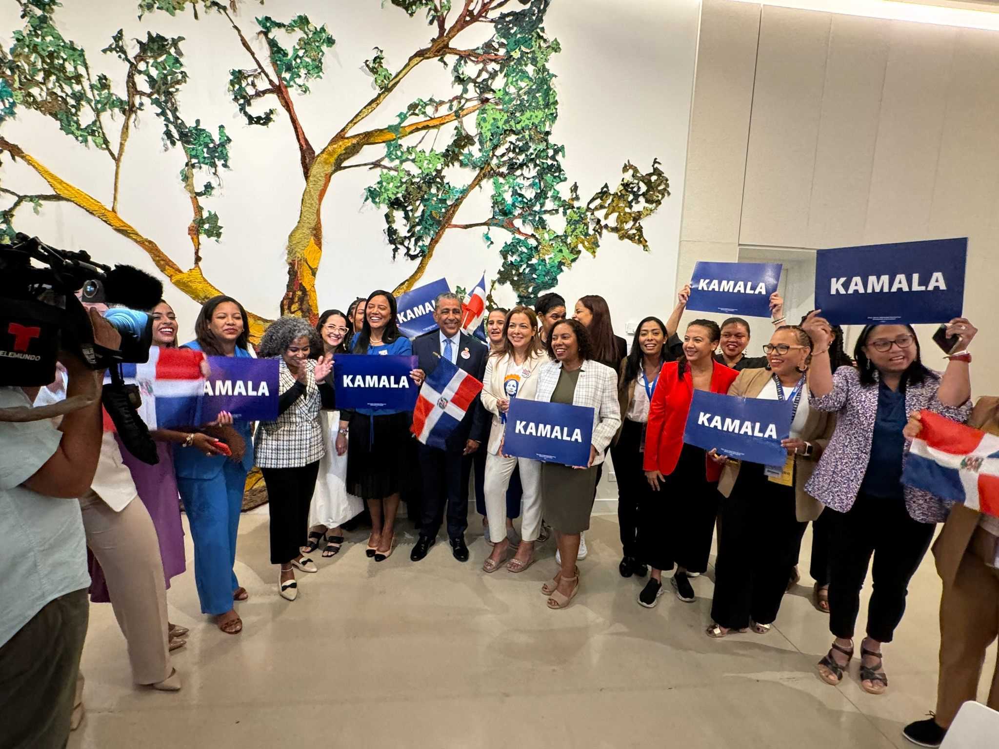 El congresista Adriano Espaillat junto a los dominicanos en apoyo a Kamala Harris