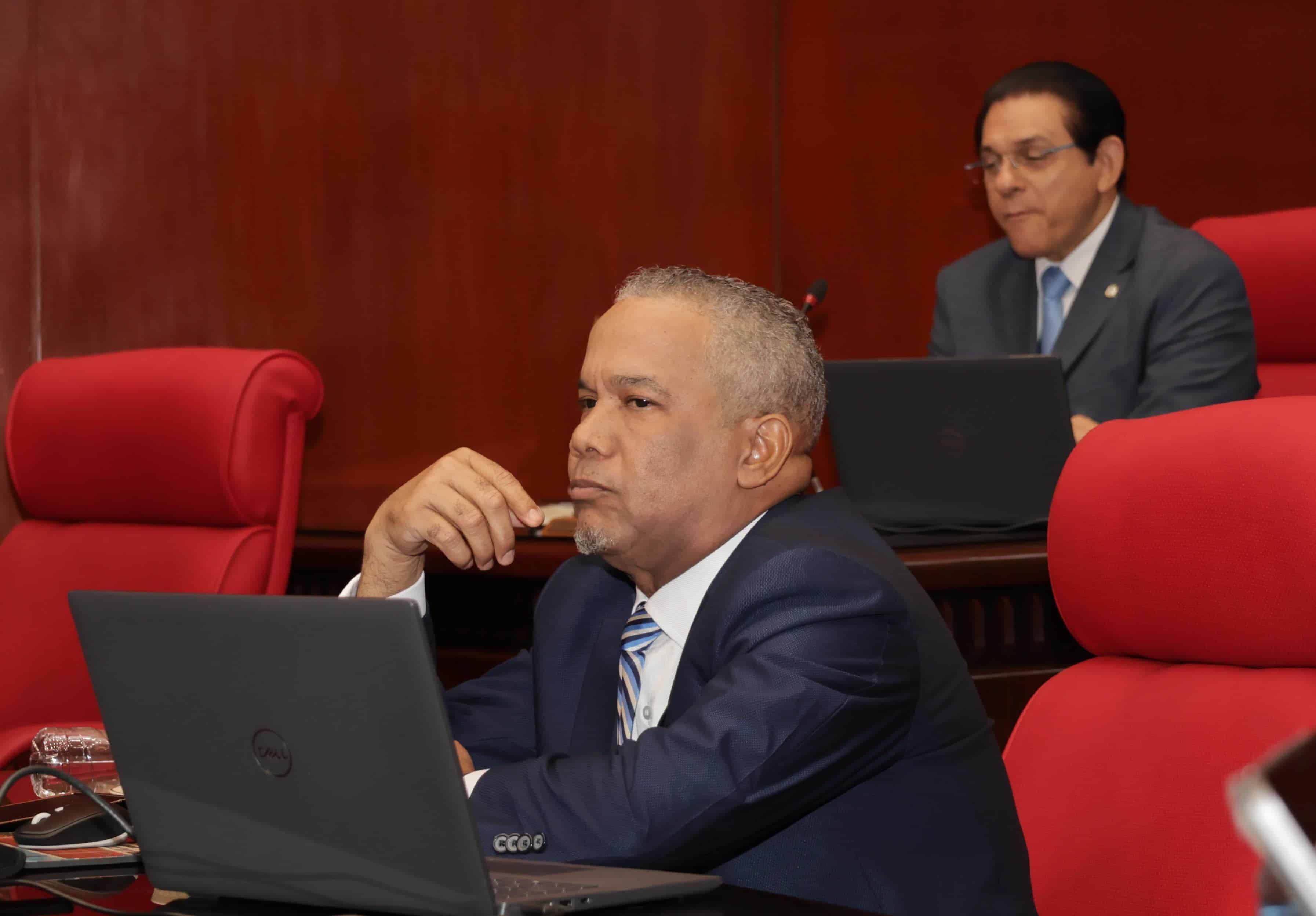 Senador Héctor Acosta.