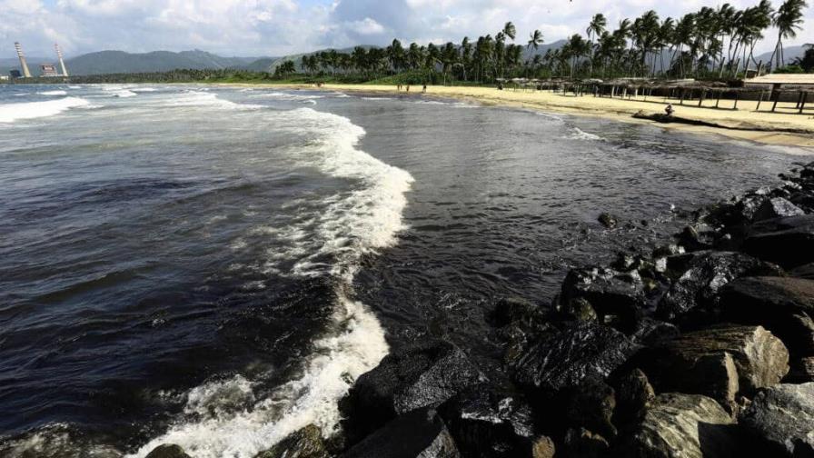 Una marea negra del equivalente a 37,000 canchas de fútbol’ contamina la costa venezolana