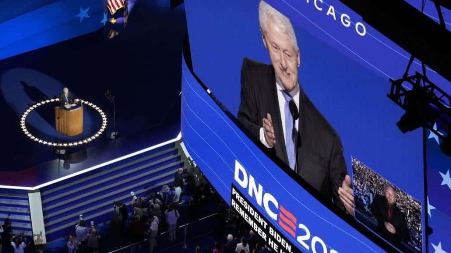 Bill Clinton elogia a Biden por abandonar la campaña electoral y le agradece por su servicio