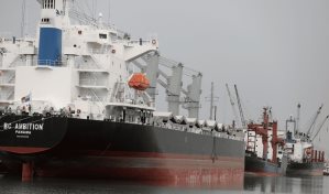 Buque mercante se queda sin gobierno tras ataques reiterados en el Mar Rojo