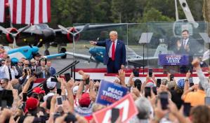 Trump celebra protegido por vidrio antibalas su primer mitin al aire libre tras el ataque