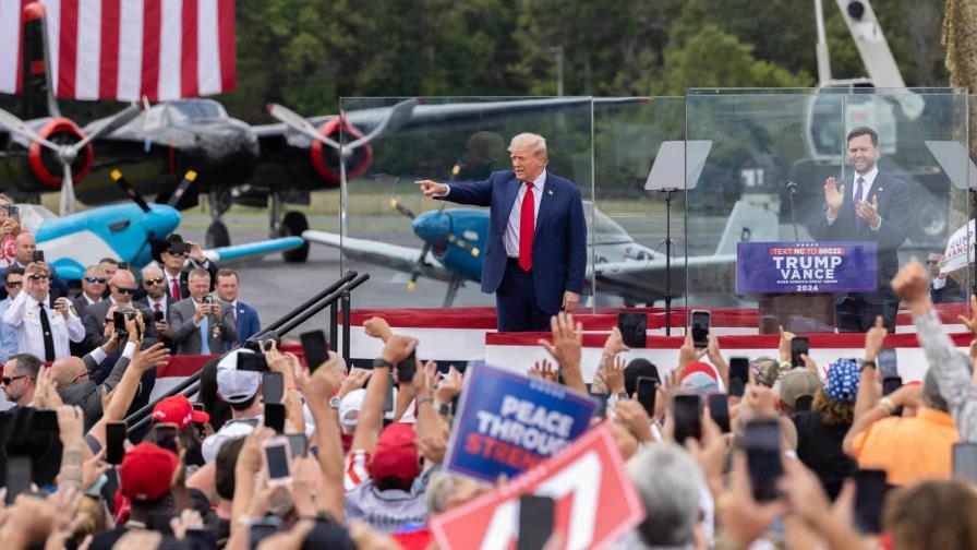 Trump celebra protegido por vidrio antibalas su primer mitin al aire libre tras el ataque