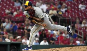 Dominicano Montás brilla en el montículo y Cerveceros superan a decaídos Cardenales