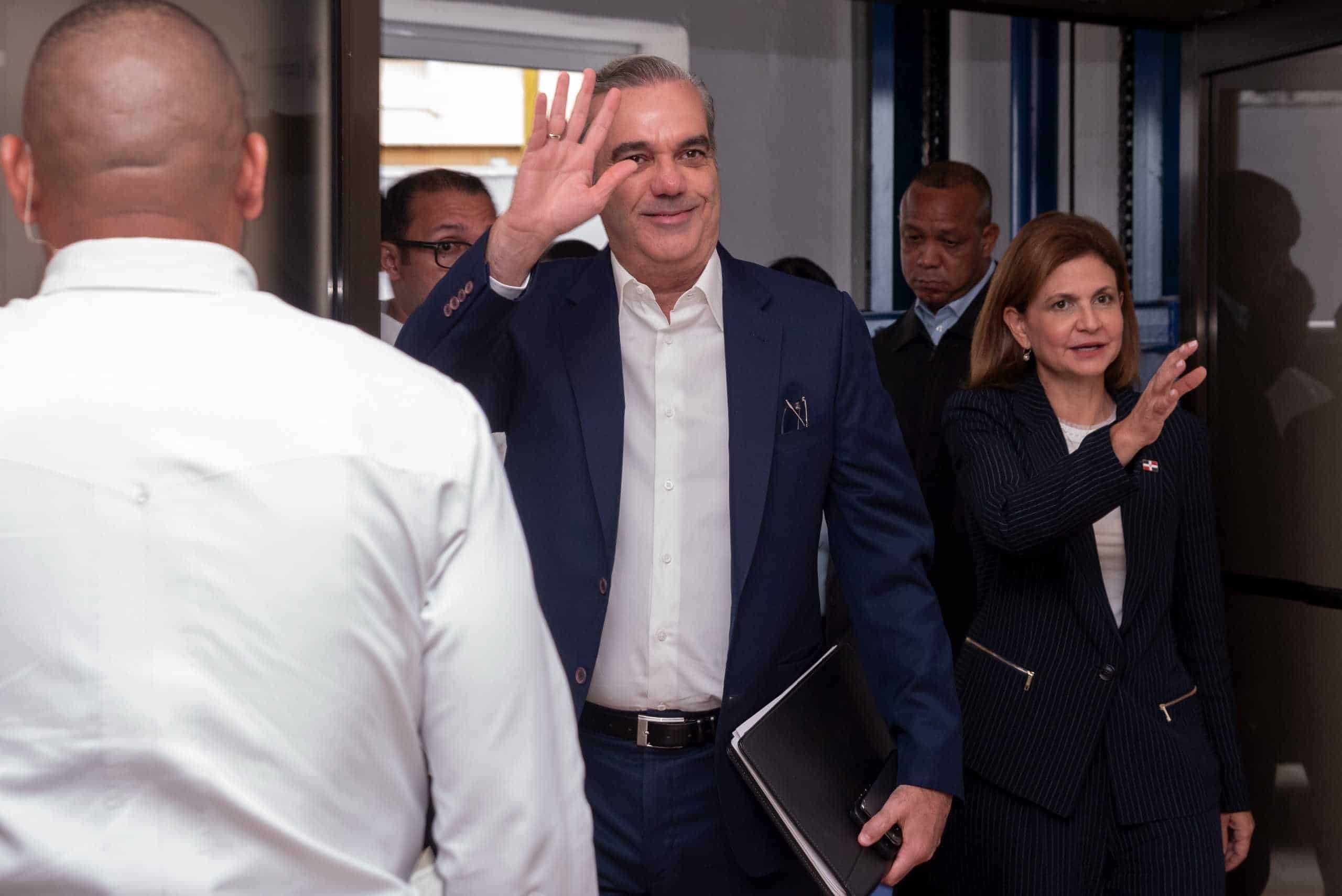 El presidente Luis Abinader y la vicepresidenta Raquel Peña al llegar a la reunión del PRM.