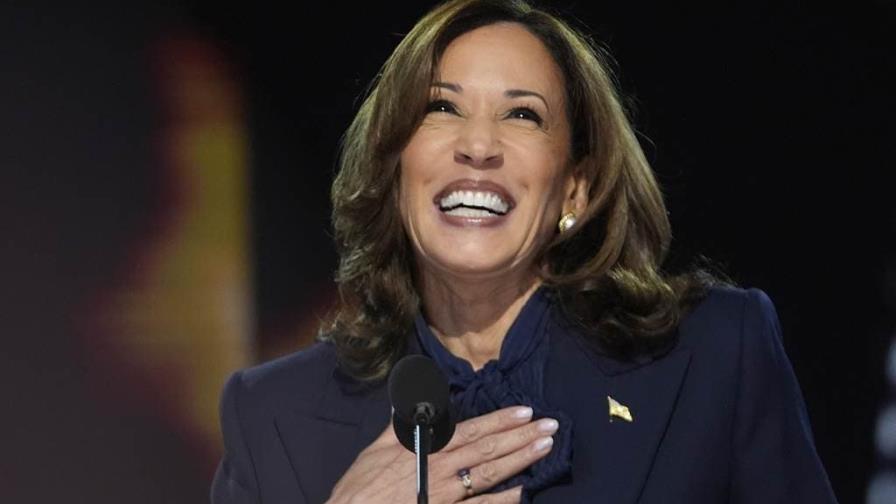 Kamala Harris sube al escenario para la cuarta y última noche de la convención demócrata