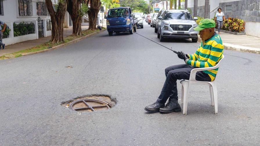 Zigzaguear por la calle Cayetano Rodríguez por abertura en medio de la vía