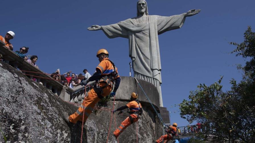 Escaladores de Río de Janeiro limpian el sitio de la estatua del Cristo Redentor