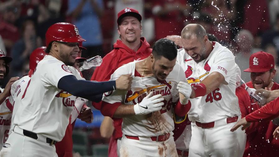 Arenado logra grand slam en la 10ma y Cardenales vencen 10-6 a Cerveceros