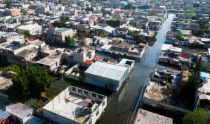 Pobladores del centro de México luchan por sobrevivir en medio de inundación
