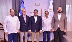 Ministro de Deportes Kelvin Cruz pondera aportes de industria del b&eacute;isbol a RD