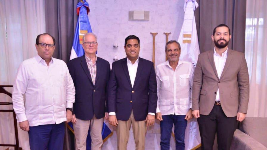 Ministro de Deportes Kelvin Cruz pondera aportes de industria del béisbol a RD